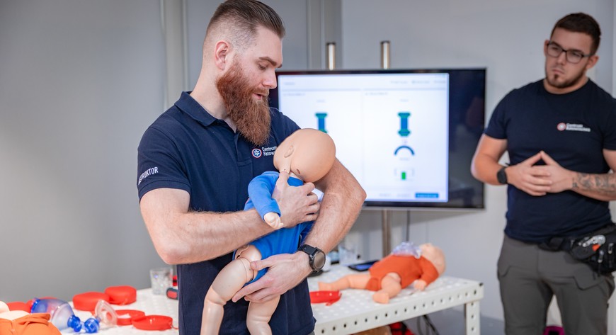 Częścią programu są również szkolenia z pierwszej pomocy dla niemowląt, prowadzone przez ekspertów ratownictwa.