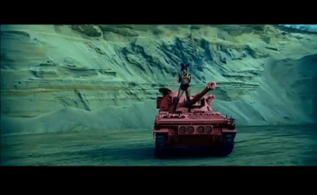 Rihanna na różowym czołgu