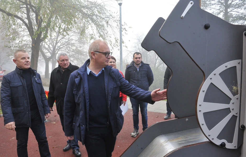 Novi park u Rakovici, Miljakovac 2, Vesić Goran posadio drvo