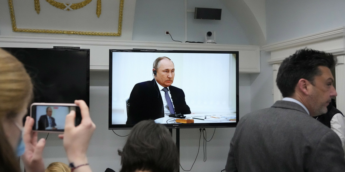Dziennikarze śledzą rozmowę przywódców Rosji i Francji.