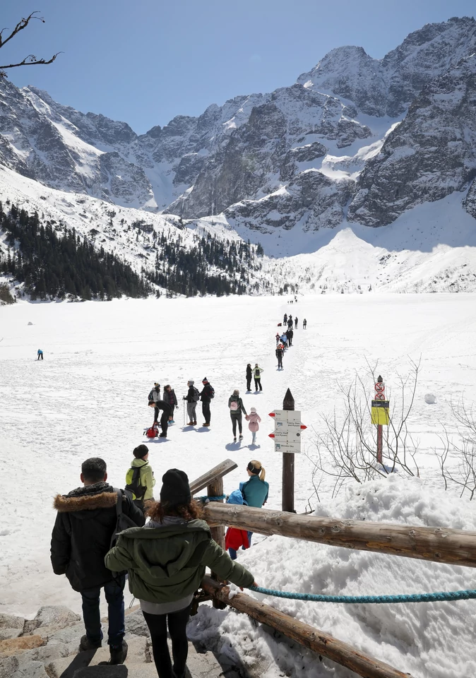 Tatry Sloneczna Pogoda Przyciagnela Turystow Tlumy Nad Morskim Okiem Podroze