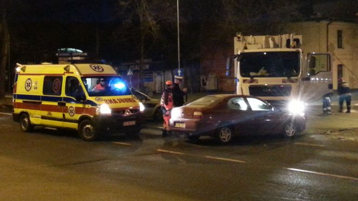 Cztery osoby trafiły do gorzowskiego szpitala po zderzeniu śmieciarki z samochodem osobowym. Do wypadku doszło wczoraj około godziny 21.00 na skrzyżowaniu ulicy Kosynierów Gdyńskich z Roosvelta, Żwirową i Słowiańską.