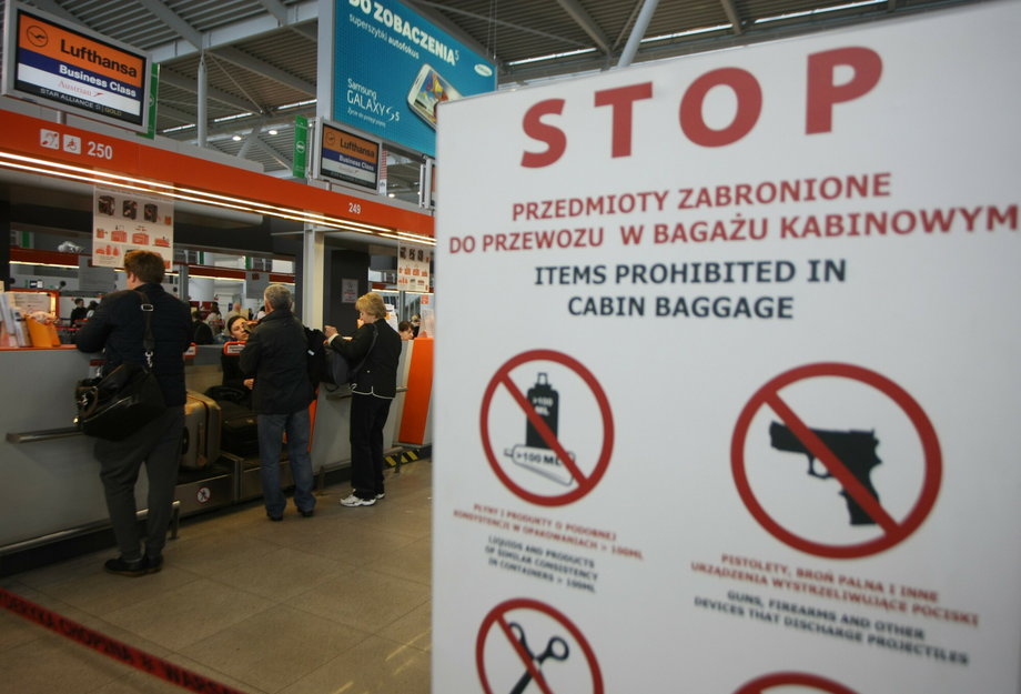 Po atakach terrorystycznych wprowadzono dodatkowe obostrzenia na lotniskach na całym świecie. Na zdjęciu: Lotnisko Chopina w Warszawie w 2004 r.