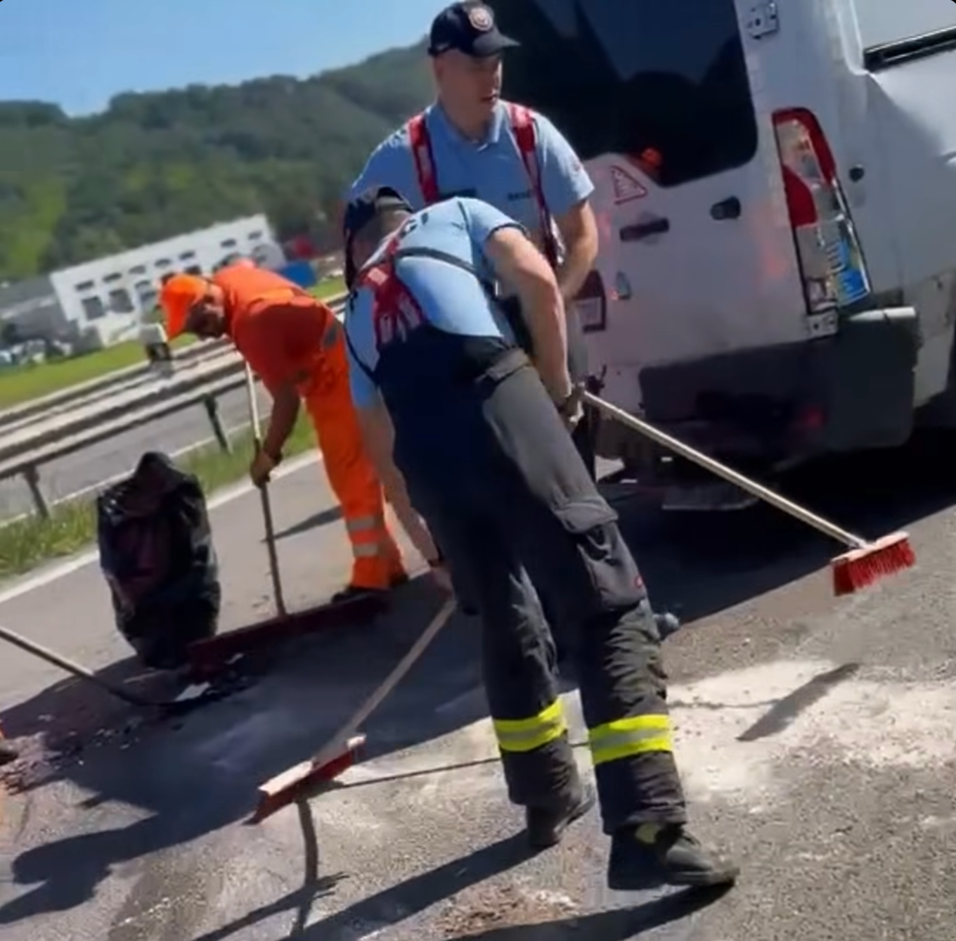 Pri dopravnej nehode na R1 v smere na Zvolen sa ľahko zranil človek. 