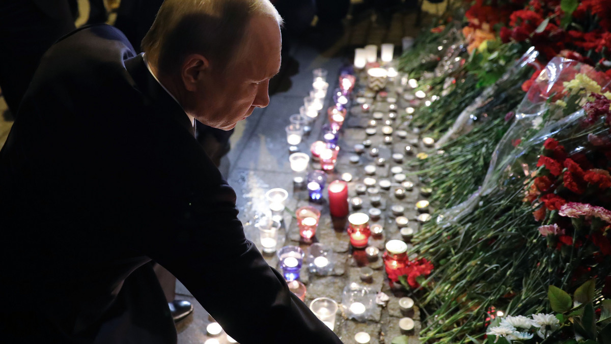 Władimir Putin składa kwiaty w miejscu, gdzie doszło do zamachu