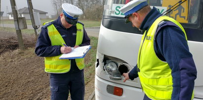 Autokar zderzył się z osobówką. 14-latka trafiła do szpitala