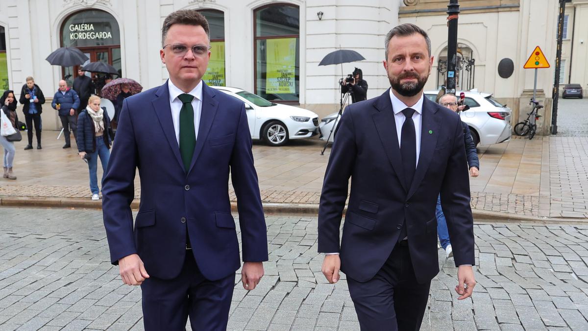 Przewodniczący Polski 2050 Szymon Hołownia i prezes PSL Władysław Kosiniak-Kamysz przed Pałacem Prezydenckim w Warszawie,