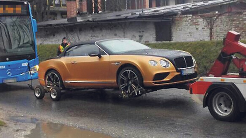 A Bentley-be hátulól csúszott bele e BKV-busz / Fotó: Olvasóriporter