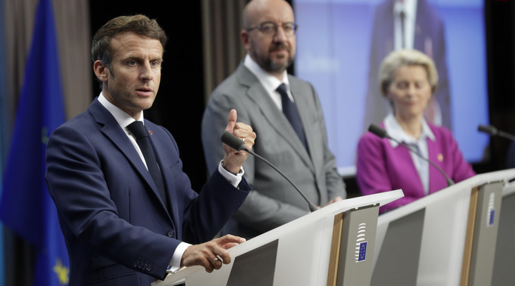 A képen: Emmanuel Macron francia elnök, Charles Michel, az Európai Tanács elnöke és Ursula von der Leyen, az Európai Bizottság elnöke sajtóértekezletet tart az EU kétnapos brüsszeli csúcstalálkozójának második napján / Fotó: MTI/EPA/Olivier Hoslet