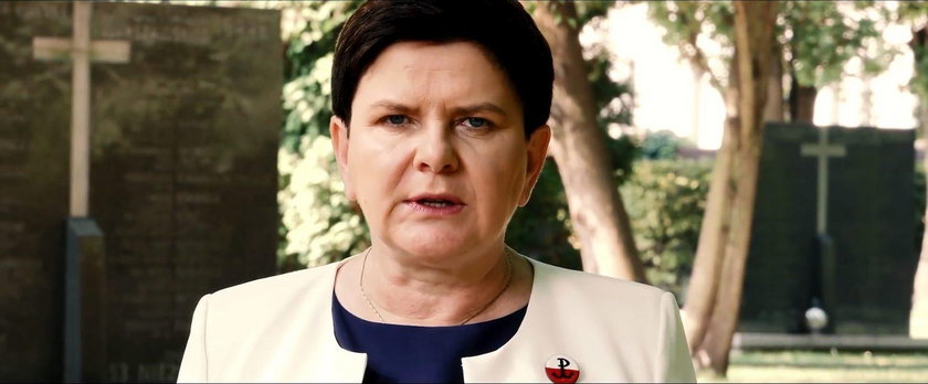 Beata Szydło zdjęła broszkę i założyła znaczek z Polską Walczącą