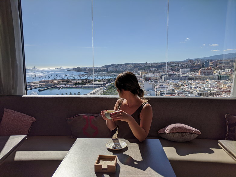 Widok na Las Palmas z restauracji, która znajduje się na 23 i 24 piętrze AC Hotel Gran Canaria.