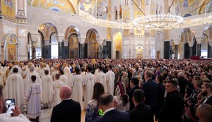 Patrijarh Porfirije u Hramu Svetog Save služi liturgiju pred Časnim pojasom Presvete Bogorodice