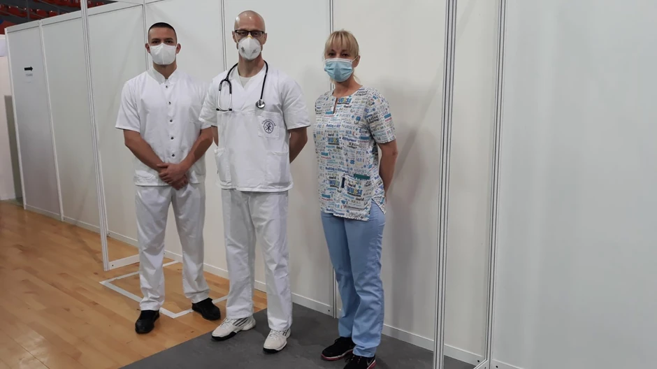 Medicinsko osoblje u privremenoj bolnici u hali "Čair"