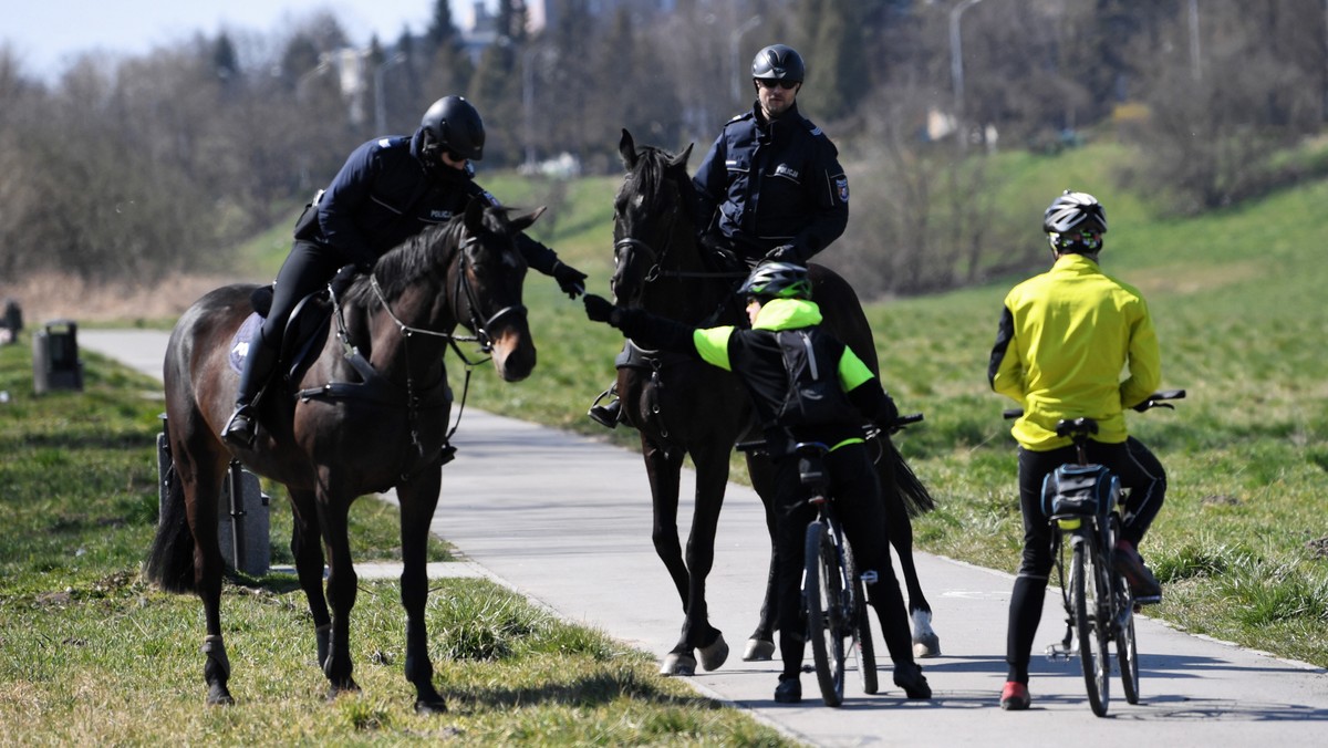 Koronawirus w Polsce. Policja i sanepid karzą za łamanie ograniczeń