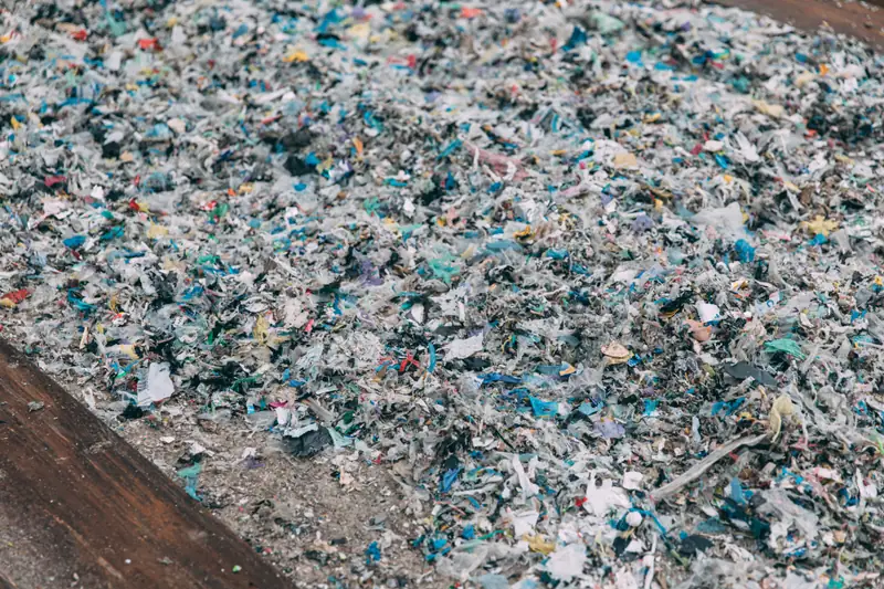 Plastik, który nie może być poddany recyklingowi jest rozdrabiany na małe płatki, które stanowią paliwo alternatywne wykorzystywane np. w cementowaniach zamiast węgla.