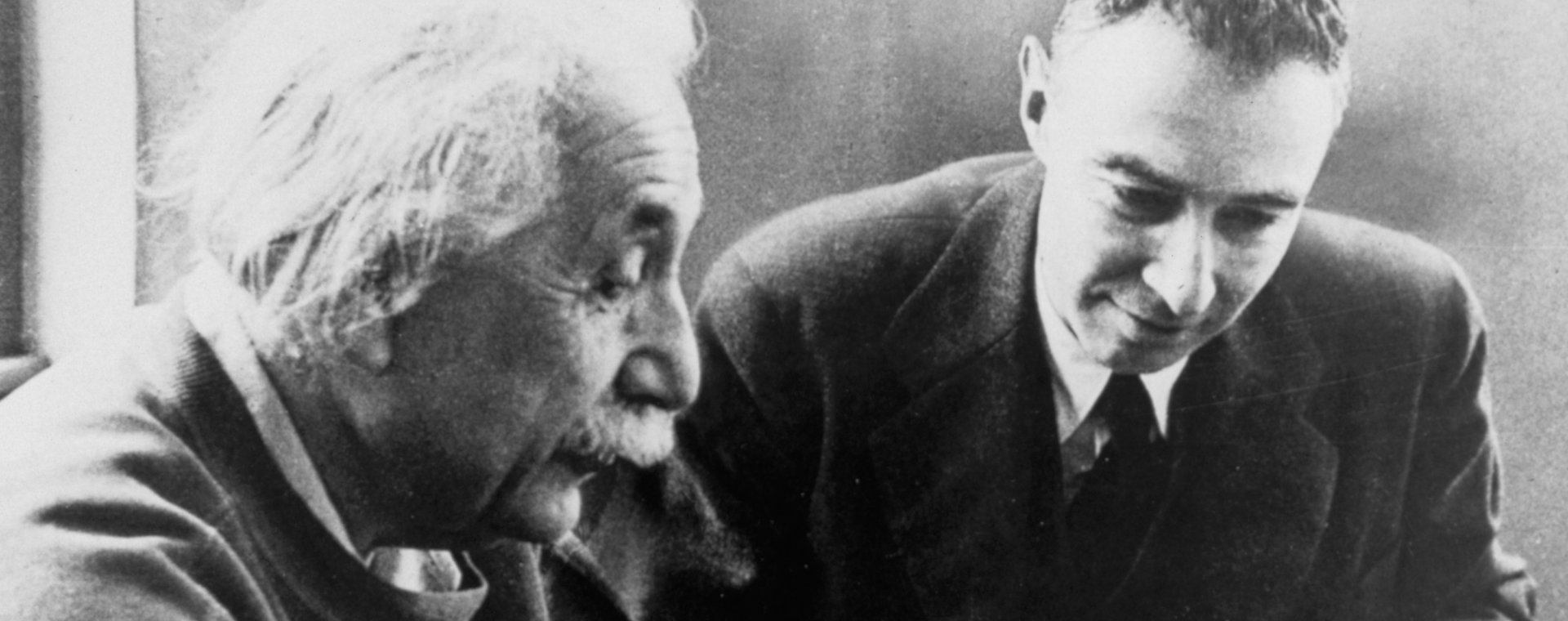 Albert Einstein i Robert Oppenheimer. To list Einsteina do Roosevelta przekonał prezydenta USA do rozpoczęcia programu broni jądrowej, którym pokierował Oppenheimer.