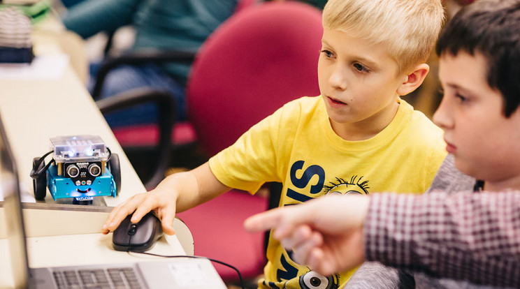 Az informatikai szakkör nyolc laptoppal és nyolc mBot robottal lett gazdagabb