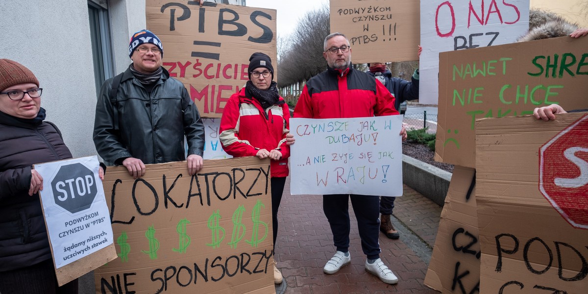 Mieszkańcy protestujący przed poznańskim PTBS przeciw podwyżce czynszów.