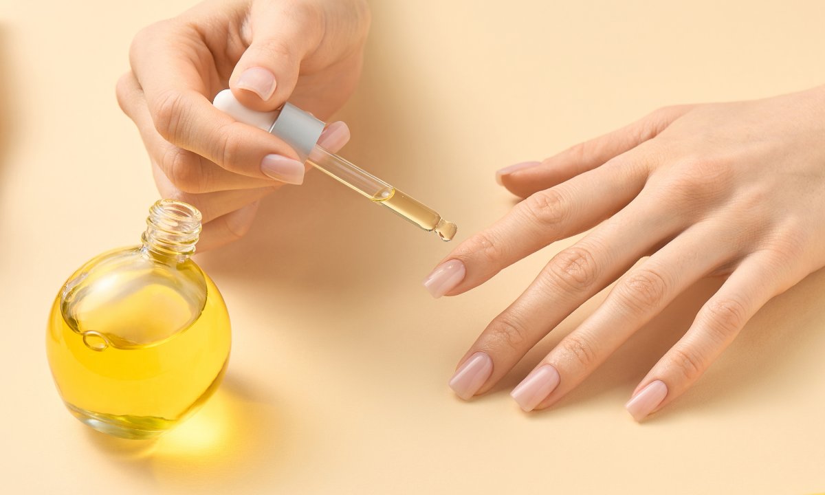 Za 7 zł regeneruje paznokcie i daje dłoniom rozświetlający efekt BB. "To manicure w tubce!"