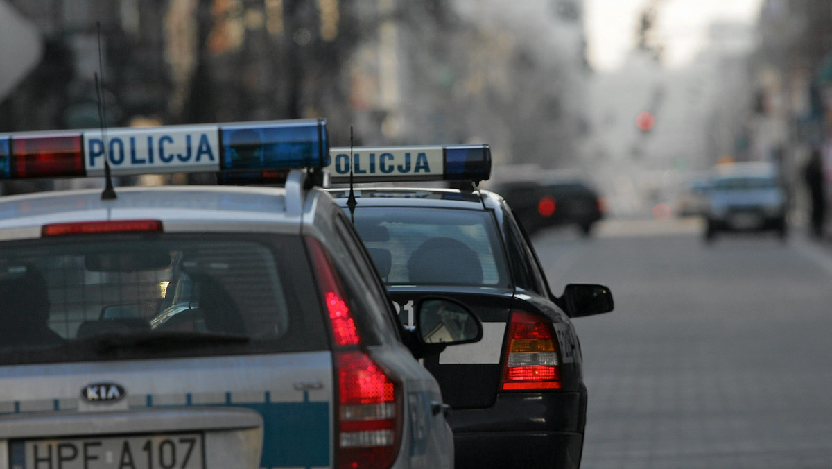 Krakowska policja poszukuje zabójcy 21-letniej studentki z Anglii, której ciało znaleziono w sobotę niedaleko nasypu kolejowego przy ul. Siewnej w Krakowie - poinformował Michał Kondzior z zespołu prasowego małopolskiej policji.