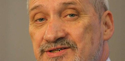 Macierewicz zawiadomił prokuraturę. Boi się zadymy przed krzyżem