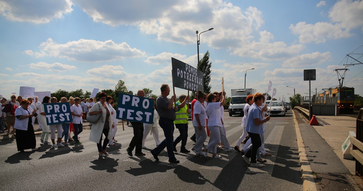 Protest pielęgniarek DPS w Łodzi. Chcą podwyżki i dodatku ...
