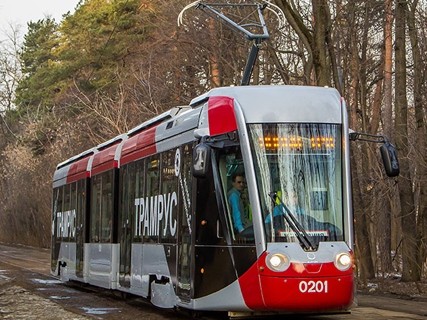 Sytuacje komplikuje fakt, że chrapkę na tramwajowe zlecenia w Rosji ma francuski gigant Alstom. W październiku ubiegłego roku rozpoczął testy pojazdu TramRus (na zdjęciu) na ulicach Petersburga Ten niskopodłogowy tramwaj został wyprodukowany przez konsorcjum Alstomu i rosyjskich zakładów Transmaszholding. TramRus ma być propozycją na rynki wschodnie. Został zbudowany z materiałów kompozytowych. Producent zapewnia, że świetnie poradzi sobie w mroźnym rosyjskim klimacie. Czy Alstom próbuje wygryźć Pesę z rynku rosyjskiego? Wiceprezes Alstom Transport Andreas Knitter powiedział nam, że ten rynek jest tak duży i chłonny, że bez przeszkód pomieści obu producentów tramwajów.