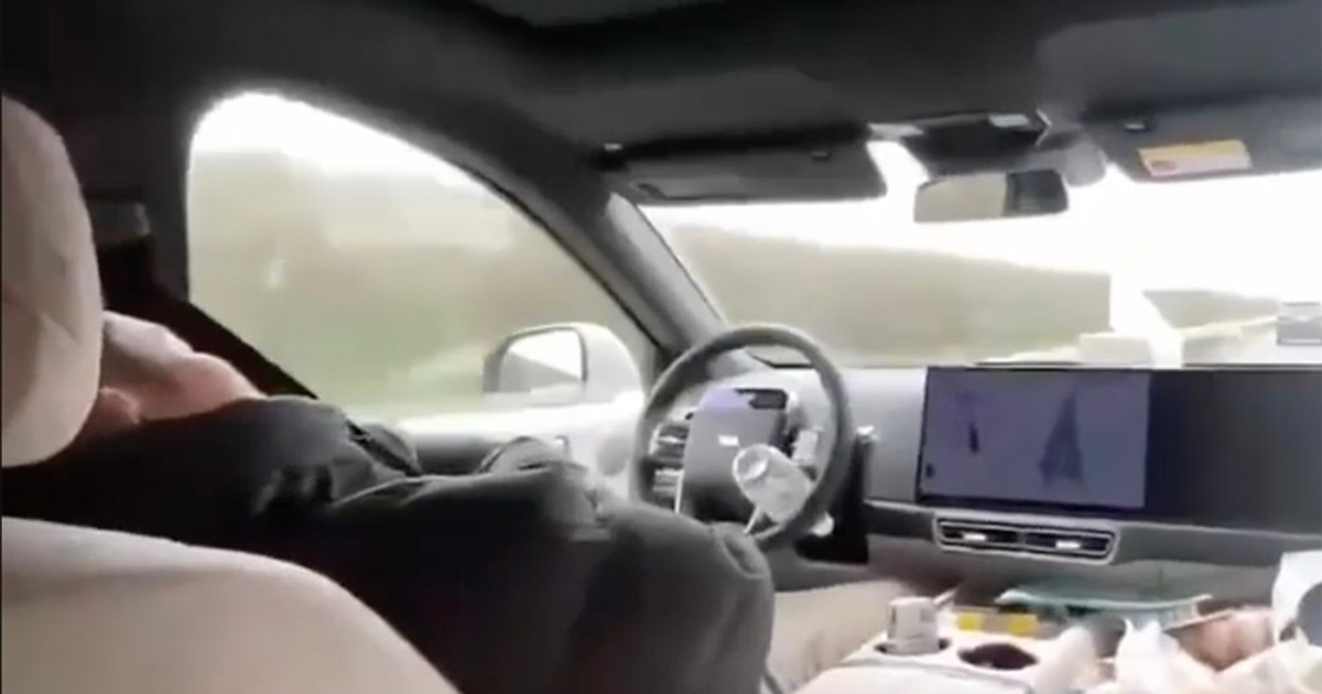 Elképesztő videó: alszik a sofőr a száguldó autóban