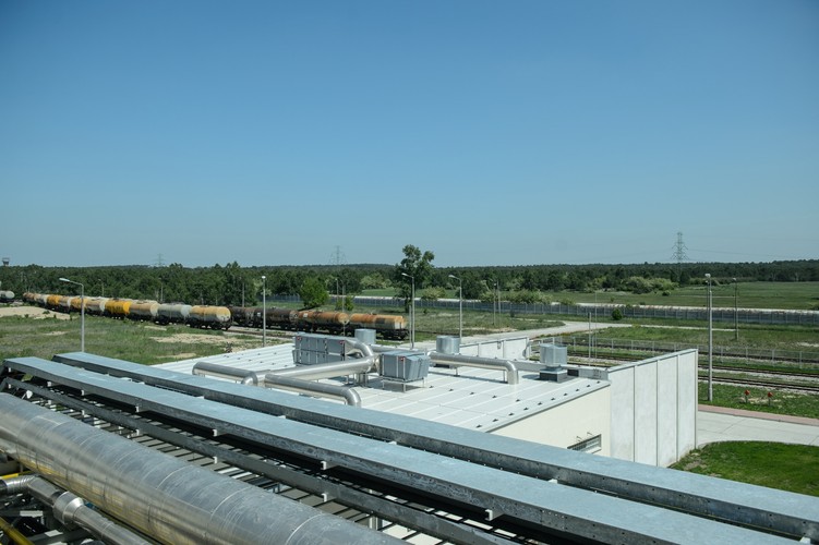 Zadanie inwestycyjne jest częścią planu, który przewiduje wydatki rzędu 2,2 mld zł. W tym tygodniu rada nadzorcza ZA Puławy wyraziła zgodę na realizację inwestycji polegających na modernizacji istniejącej i budowie nowej instalacji kwasu azotowego kosztem kosztem 695 mln zł do 2021 r. oraz budowie bloku gazowo-parowego 400 MWe kosztem 1,125 mld zł do 2019 r.