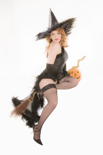 Odważne mormonki wzięły udział w sesji do kalendarza 'Hot Mormon Muffins: A Taste of Motherhood' by przełamać istniejący stereotyp mormońskich kobiet. Panie zapozowały w stylizacjach pin-up girls