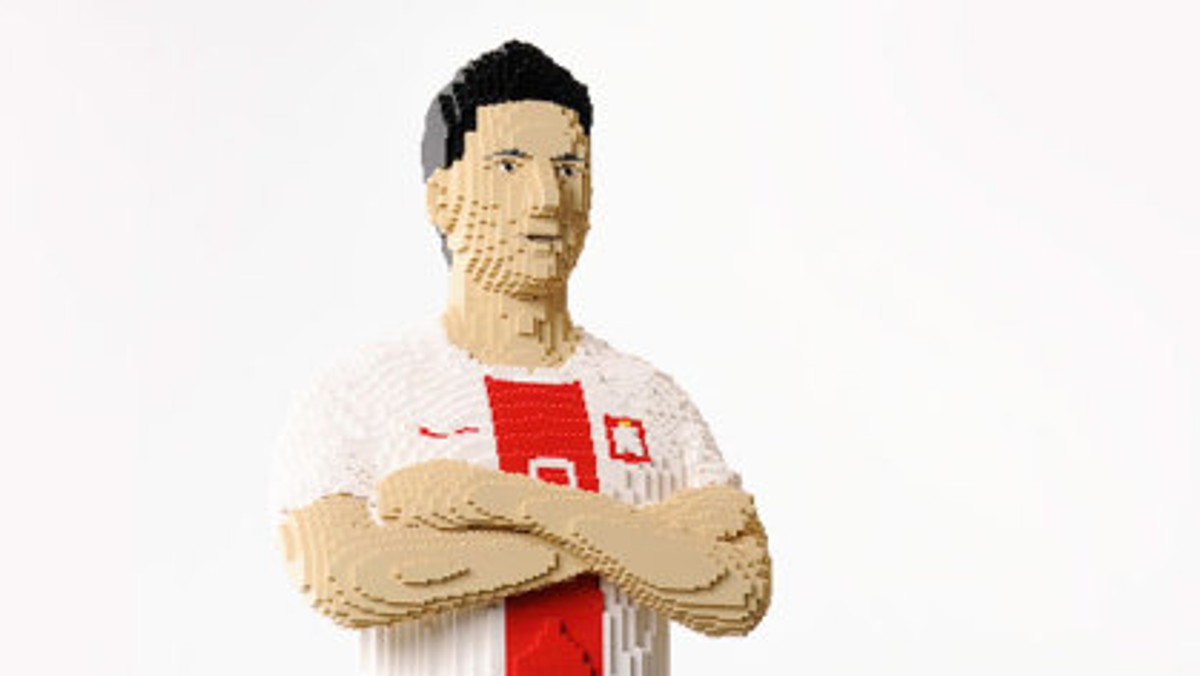 Robert Lewandowski przekaże na aukcję WOŚP swoją figurę zbudowaną w skali 1:1 z 70 tys. klocków LEGO. Figura powstała w 2016 roku i miała swoją premierę na PGE Narodowym. Od tego czasu figura, ciesząc się gigantyczną popularnością, została zaprezentowana na blisko 20 edycjach Największej w Polsce Wystawy Budowli z Klocków LEGO w kraju i za granicą.