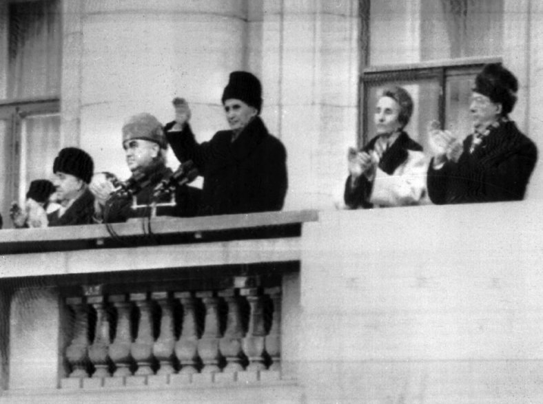 Nicolae Ceaușescu wygłasza ostatnie publiczne przemówienia z balkonu siedziby Rumuńskiej Partii Komunistycznej w Bukareszcie (1989 r.)