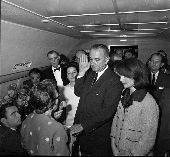 1963 r. - Lyndon B. Johnson składa przysięgę prezydencką w samolocie do Waszyngtonu