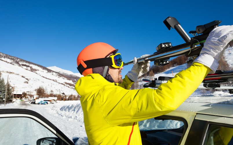 Jak bezpiecznie przewozić narty i snowboard? O tych zasadach musisz pamiętać