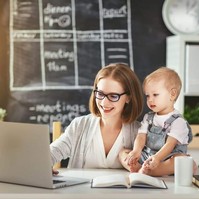 Mi a feladatunk anyaként: hozzájárulni az anyagi biztonsághoz vagy gyereket nevelni?