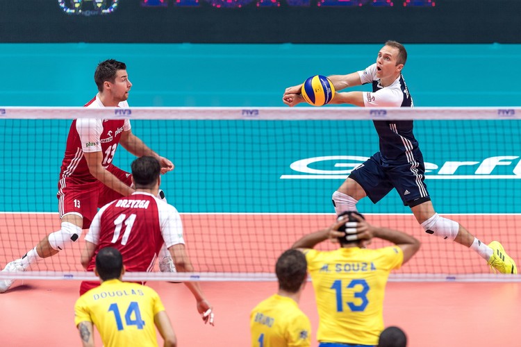 Polacy Michał Kubiak (L), Fabian Drzyzga (2L) i Paweł Zatorski (P) oraz Douglas Souza (3L), Bruno Rezende (3P) i Mauricio Souza (2P) z Brazylii