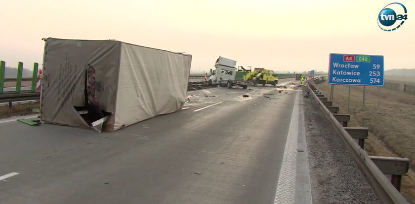 Ciężarówka przebiła bariery na autostradzie i zderzyła się z busem. Dwie osoby nie żyją