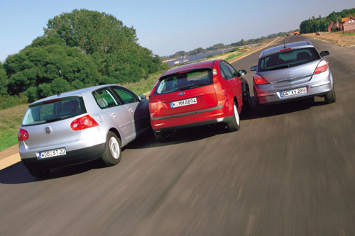 Opel Astra, VW Golf, Ford Focus - Czy to grzech być słabym i ubogim?
