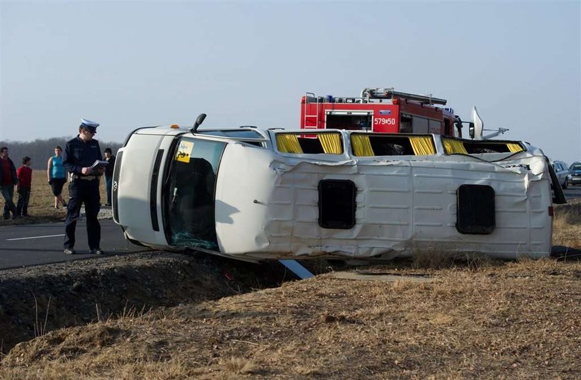 Wypadek autokaru z młodzieżą. 16 rannych