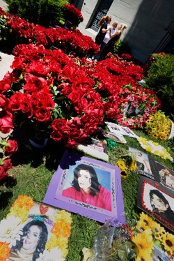 Tysiące czerwonych róż – tak fani wspominali Michaela Jacksona