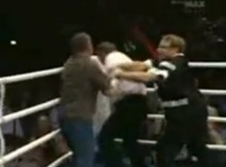 Zobacz, jak ojciec boksera pobił sędziego