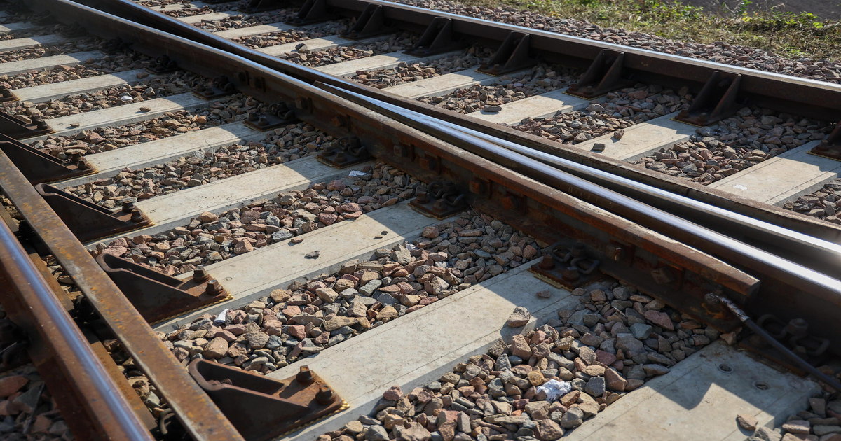 Pi-os-b-zgin-o-w-wykolejeniu-dw-ch-poci-g-w-w-Hiszpanii