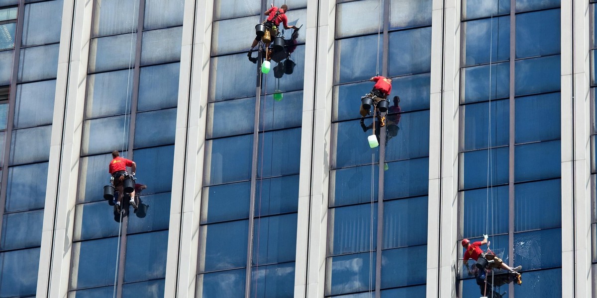 Alpiniści myją okna