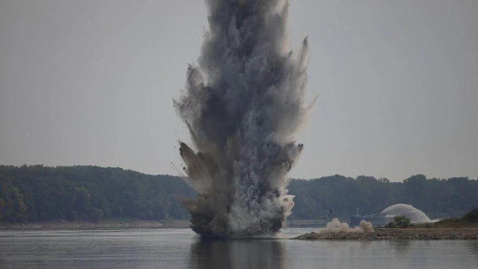 Rumunska mornarica kontrolisanim eksplozijama na kanalu Bala preusmerila je tok Dunava ka nuklearnoj elektrani Černavode kako bi se hladili reaktori | Foto: Inquam Photos/George Calin via REUTERS