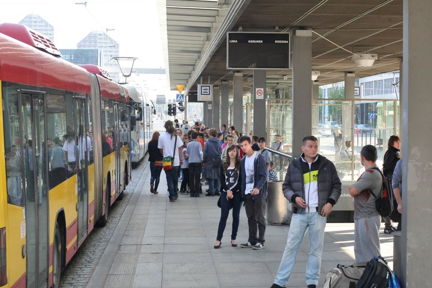 Pasażerowie i autobus na przystanku: „Rondo Reagana”