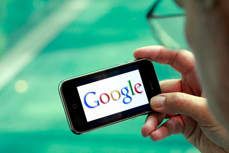 Trudne pytania podczas rozmowy o pracę to jeden ze sposobów, w jaki Google

próbuje tę formułę zachować. Firma Google wie więcej niż większość 

przedsiębiorstw o „proporcjonalnym przyroście skali”, bo natura jej działalności

jest zupełnie wyjątkowa, podobnie jak szybki przyrost wielkości. Doświadczenia 

Google mogą być pouczające dla nas wszystkich, żyjących w tym wymykającym się z 

ram, zmieniającym się, nowym, kontekstowym świecie. Dotyczy to zarówno 

pracodawców, jak i kandydatów.

Proces rekrutacji zakończony przyjęciem jedynie niewielkiego procenta 

starających się o pracę opiera się na założeniu, że wielu kandydatów się 

rozczaruje. Ta strategia często opłaca się pracodawcy, a z drugiej strony wymaga

od szukających pracy nowego podejścia.