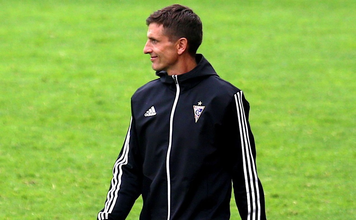 Trener Górnika Zabrze Marcin Brosz podczas meczu piłkarskiej Ekstraklasy z Piastem Gliwice