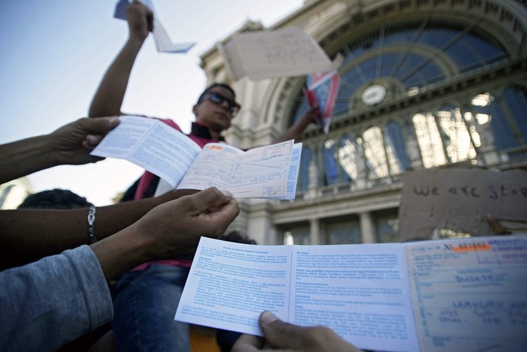 Budapeszt: Imigranci przed dworcem Keleti