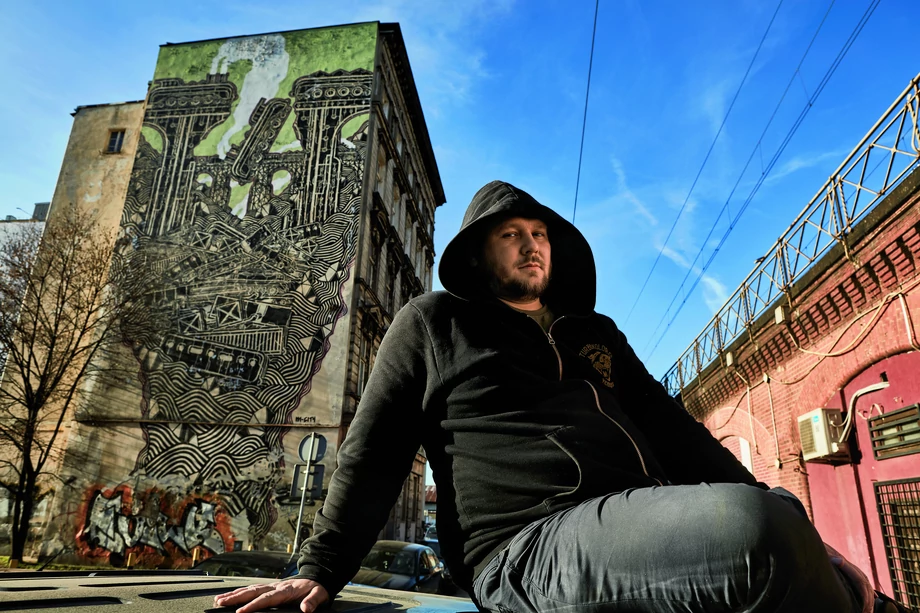 Mariusz Waras, znany jako M-city (na zdjęciu), maluje murale, ale także wykłada street art w Akademii Sztuki w Szczecinie