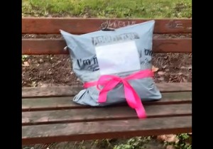 Pomoć ostavljena na klupi